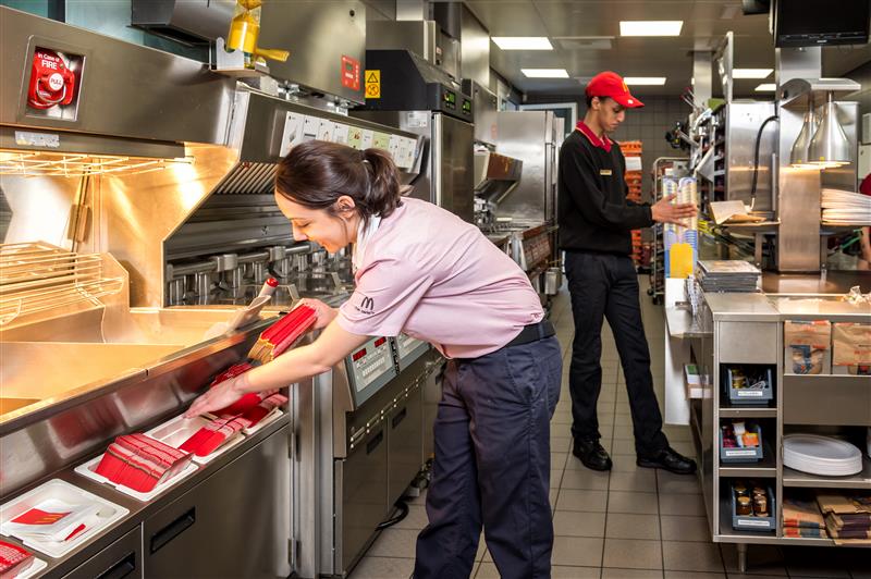 un apprenti dans les restaurants McDonald’s